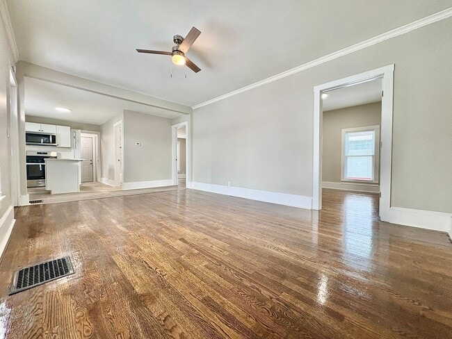 Photo - 822 W 4th St