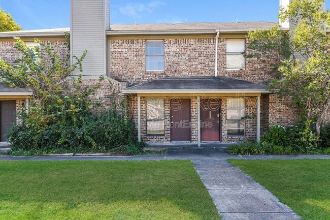 Building Photo - 5919 Shadydell Dr