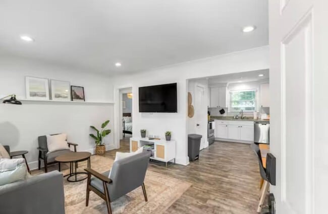 Photo - 5053 Walker St