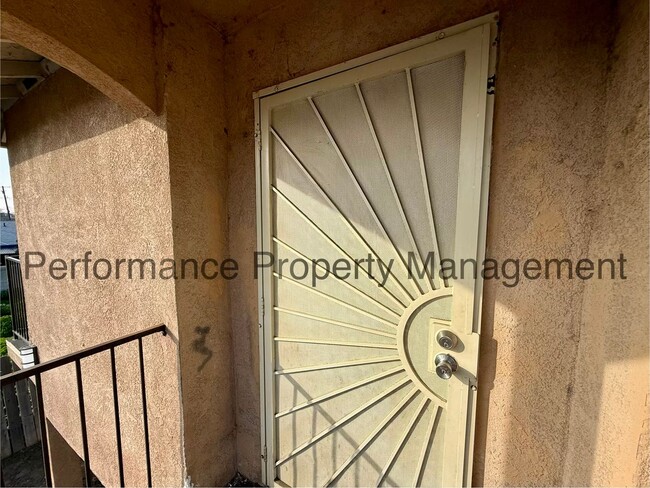 Building Photo - 1408 E 9th St Unit B