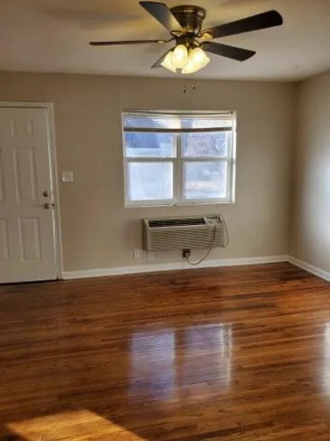 Charming 1Bedroom Duplex with Fenced Yard... House House Rental in