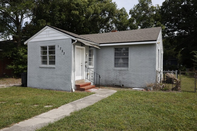 Photo - 1723 University St