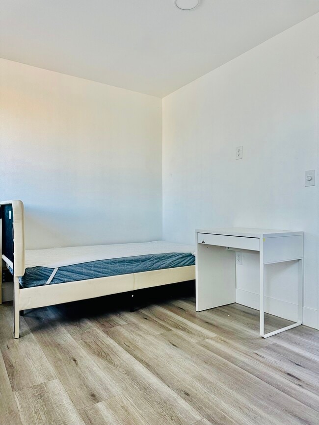 Photo - 215 E 29th St