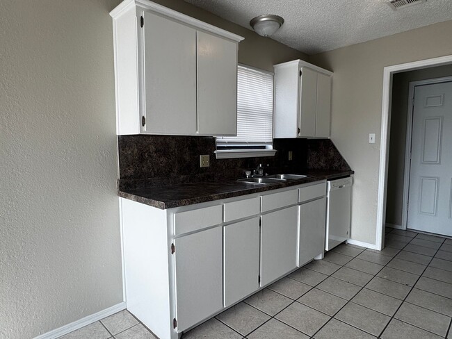 Photo - 314 NE Skyline- AVAILABLE NOW!