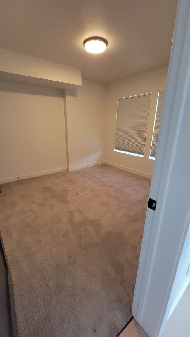 El dormitorio de la primera planta actualmente tiene una cama individual y un escritorio. - 1739 S Main St