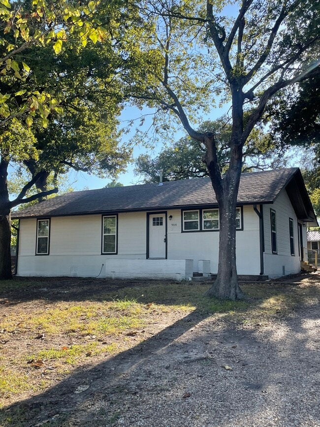 Building Photo - 904 Kingston Rd