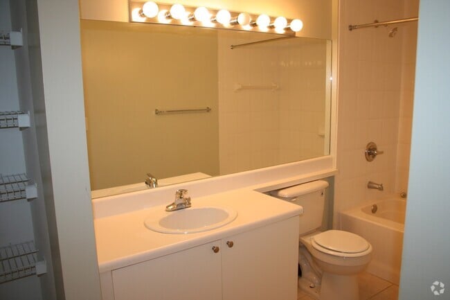 Building Photo - Pretty 1/1 in Gated Community w/Awesome Am... Rental