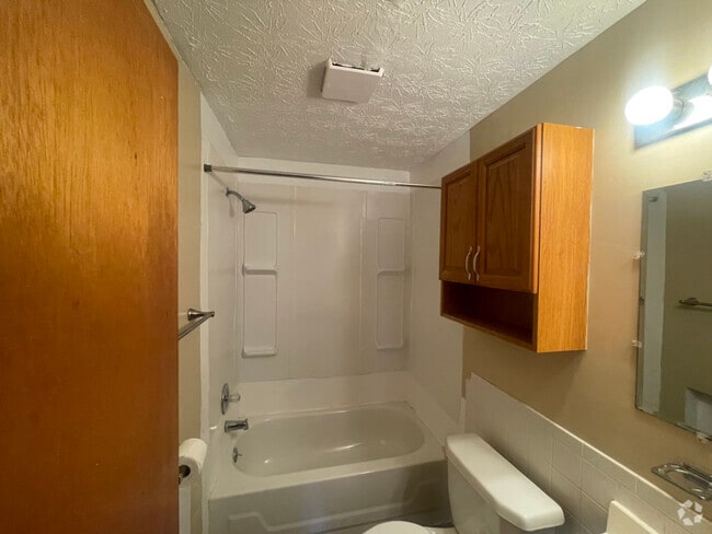 Building Photo - 526 Wiltshire Blvd Rental