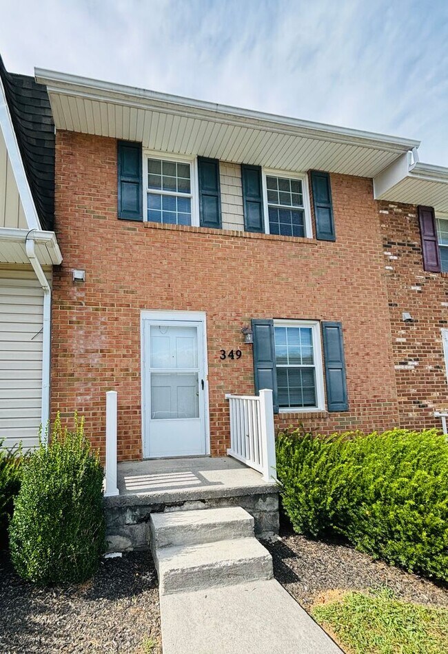 * Re-Rental * 2 Bedroom, 1.5 Bath Townhouse - * Re-Rental * 2 Bedroom, 1.5 Bath Townhouse