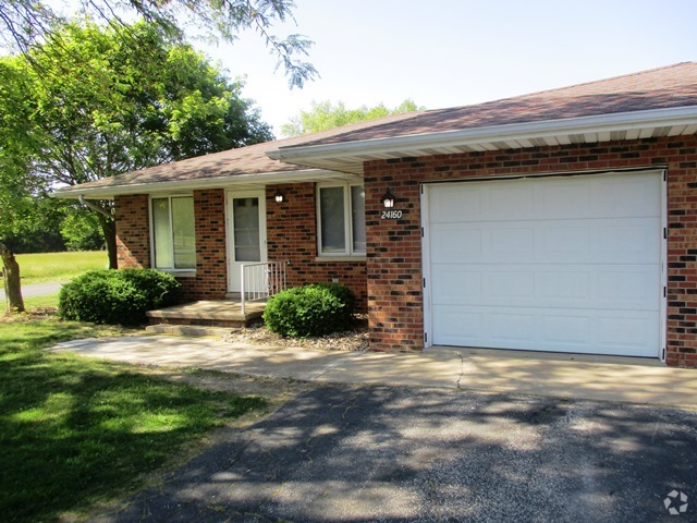 Building Photo - 24160 Maple Ct Rental