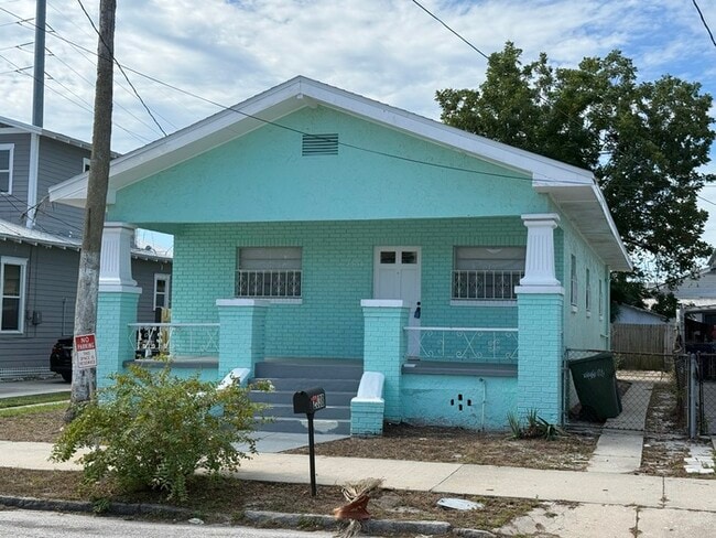 Building Photo - Charming 3 bed 1 bath 1176 Sq. Ft Rental