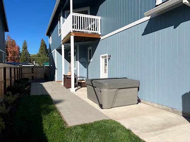 Building Photo - 1019 SW J St