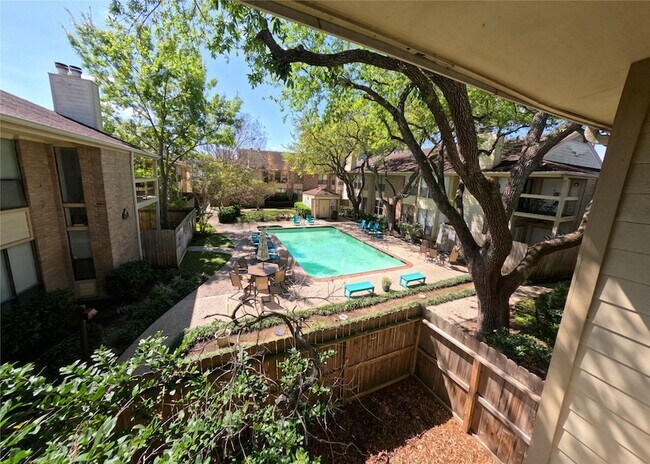 Building Photo - 1881 Bering Dr Unit 6