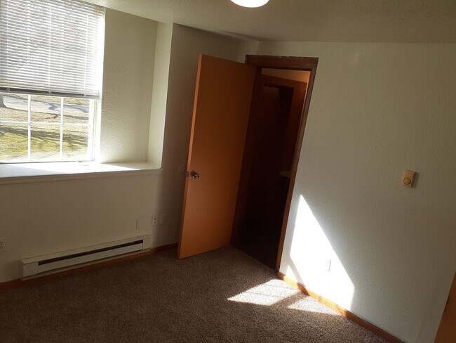 Photo - Creekside Apartments (Olivet HS, LLC)