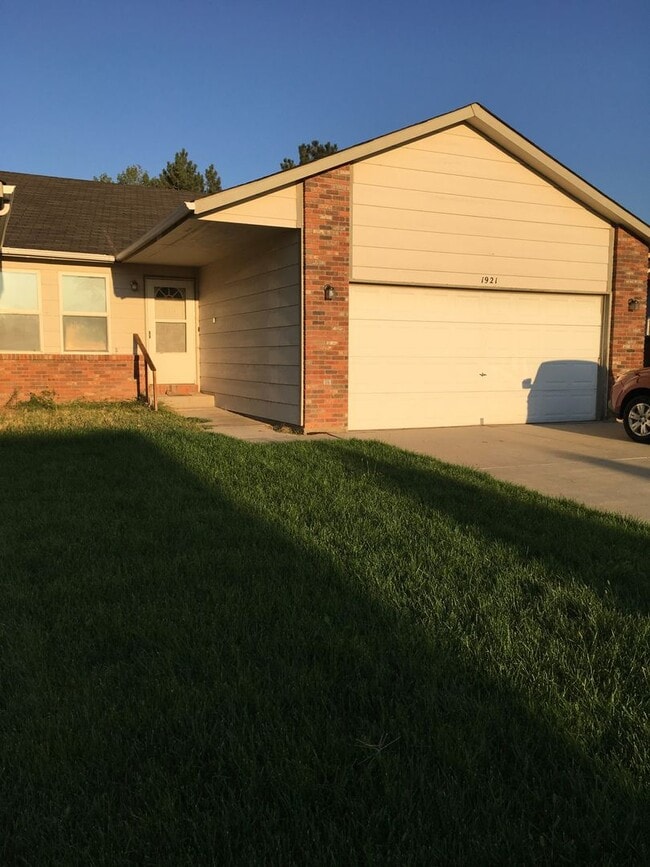 Building Photo - 1921-1923 Almond Avenue Unit 1921
