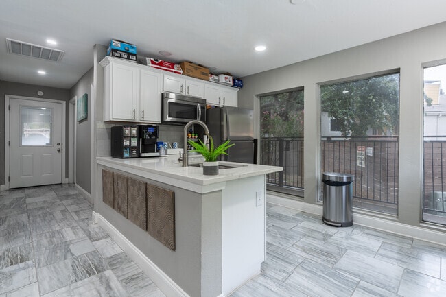 Resident Clubhouse with WiFi - Flintridge Apartments