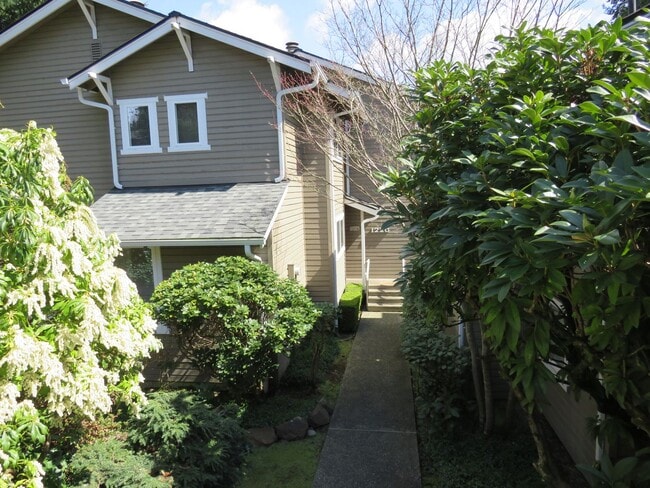 Building Photo - Bellevue Townhome Downtown Bellevue 2Bed/2.5Ba. $3200.00/ Walk to Shopping!