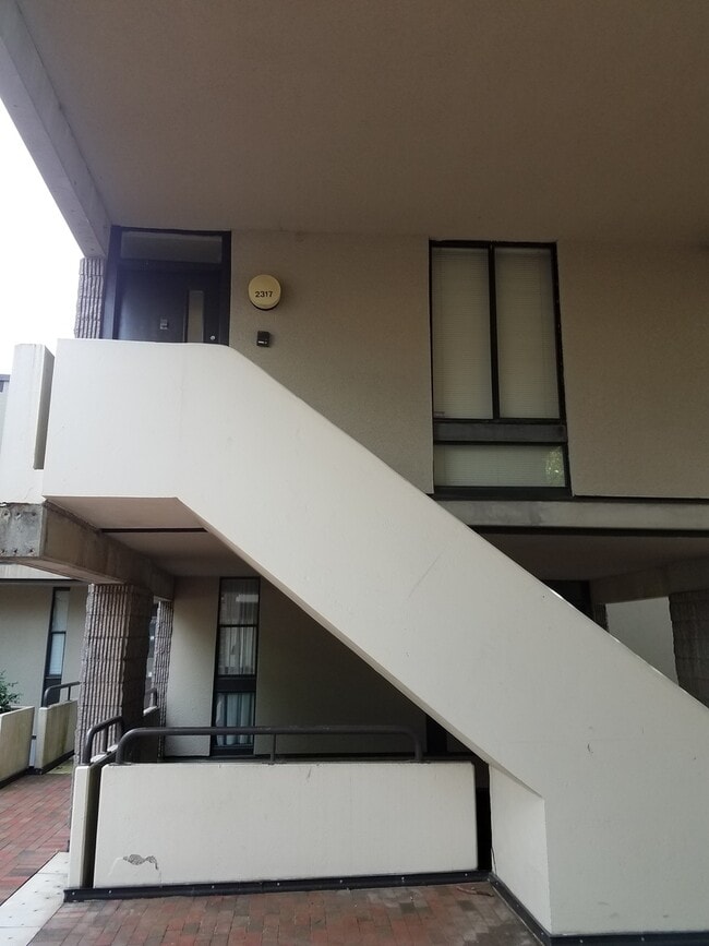 Building Photo - Spacious 2-Bedroom/2 Bath Bi-Level Garden ... Rental