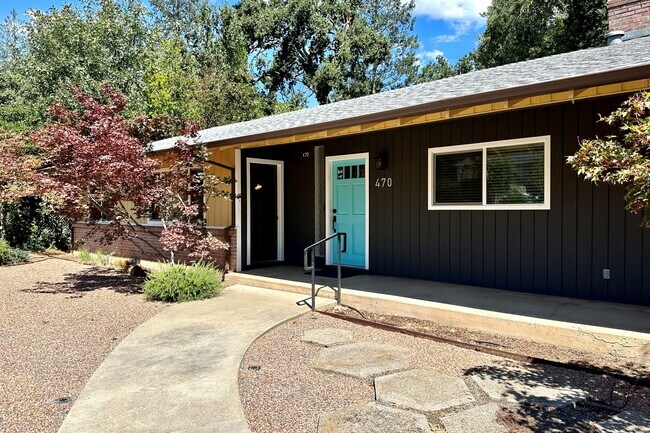 Photo - 470 College Ave