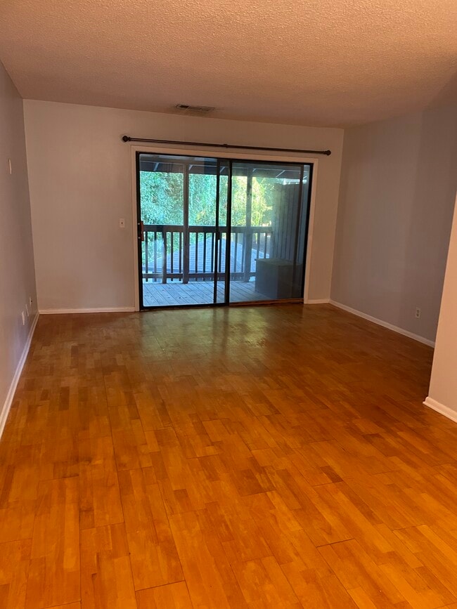 Building Photo - 1530 Fort Johnson Rd Unit 2F Rental