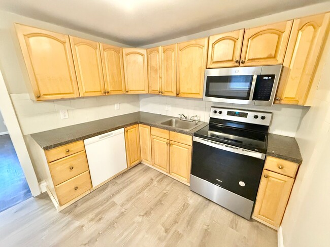 Newly Renovated 2 Bedroom with Off-Street ... - Newly Renovated 2 Bedroom with Off-Street ... Rental