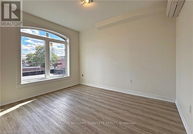 Photo - 2 Wentworth St S