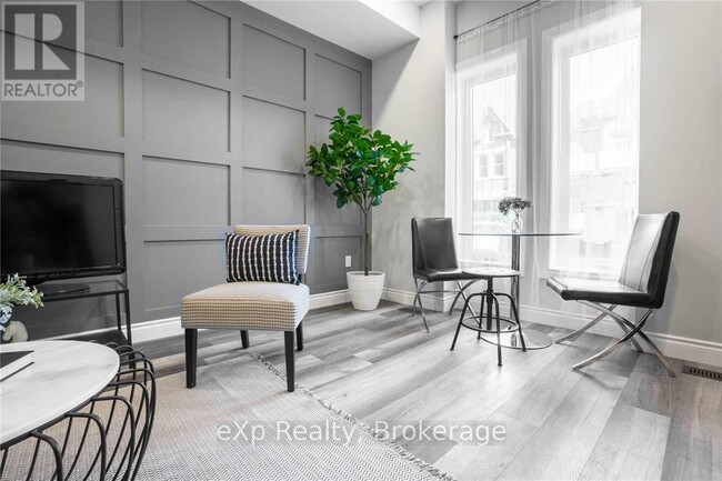 Photo - 55 Wellington St N Unité Main