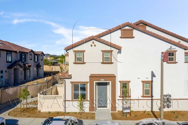 Building Photo - Stylish 2 Bed + 2.5 Bath Townhome in Murrieta