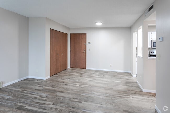 2BR, 1BA - 1000 SF