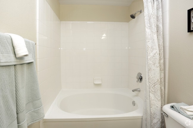 2BR, 2BA - 1033 SF