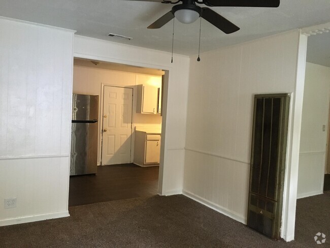 Building Photo - 813 Woodlawn Dr Rental