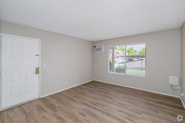 1BR, 1BA - 708SF - Living Room