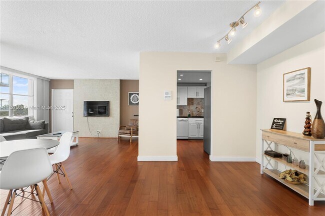 Building Photo - 9440 W Bay Harbor Dr Unit 5B Rental