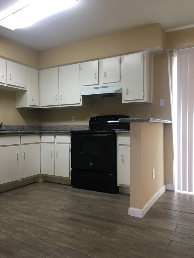 Building Photo - 5625 Antoine Dr Unit 313