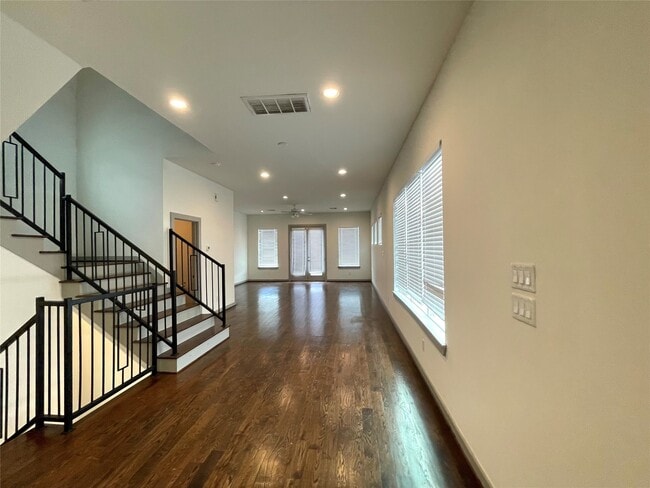 Building Photo - 2405 Bastrop St Rental