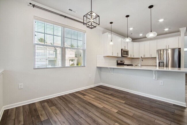 Photo - 102 Bedivere Ln