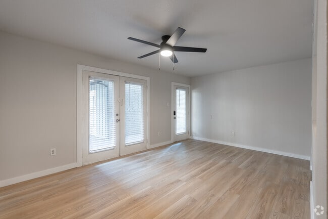 2BR, 2BA - 873SF - Living Room