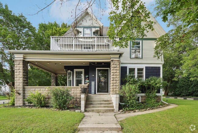 Building Photo - Beautiful 2 Bedroom Lower Duplex Waukesha Rental