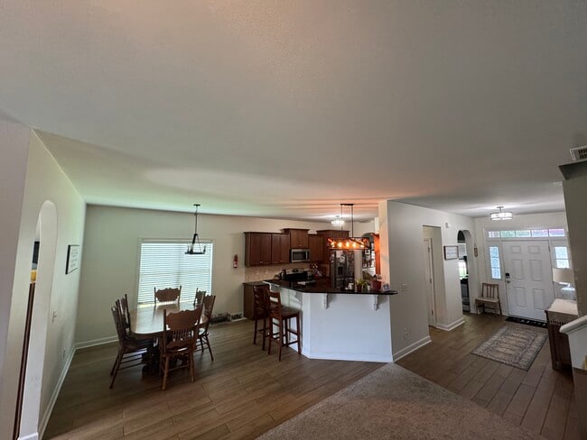 Kitchen and breakfast nook - 506 Louvre Ln