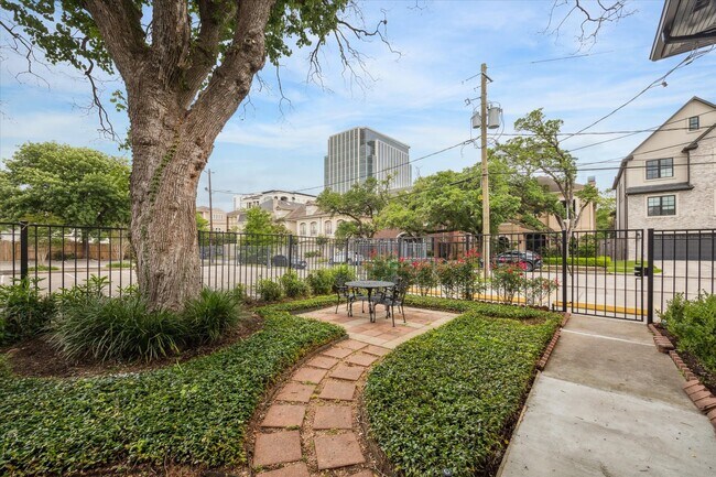 Photo - 2207 Mimosa Dr