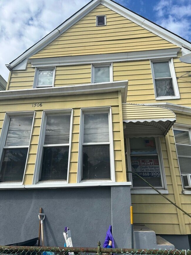 Building Photo - 1506 46th St Unit 1-1 Rental