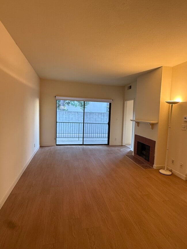 Building Photo - 12011 Rochester Ave Unit 2