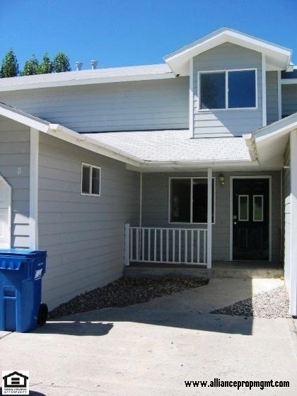 Building Photo - Nice spacious townhome in a central location