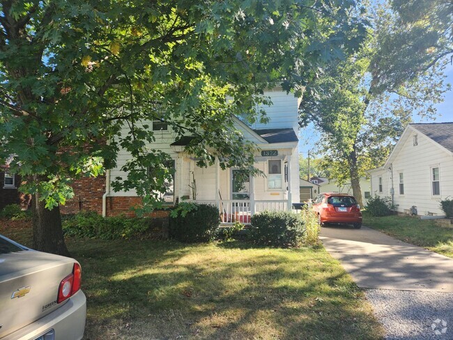 Building Photo - 1 bedroom lower duplex Rental