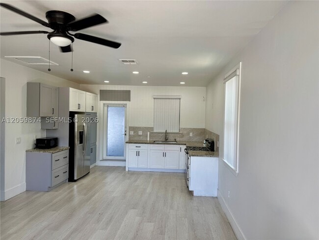 Photo - 2130 Plunkett St
