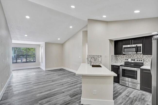 2BED/1BATH - 2BED/1BATH Condo Unit 1925