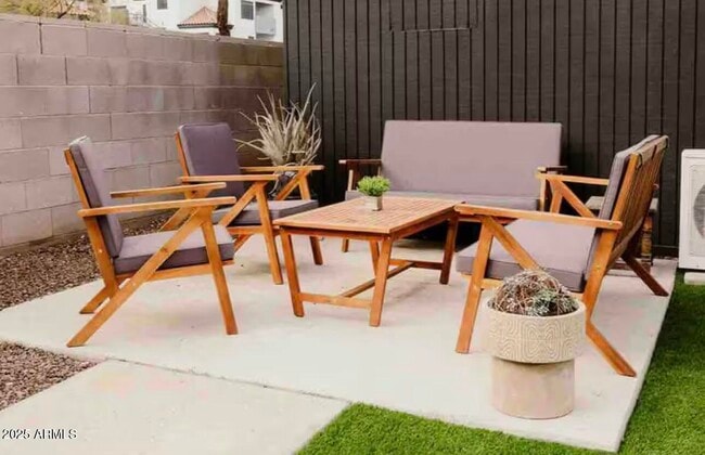 Photo - 1055 E Whitton Ave