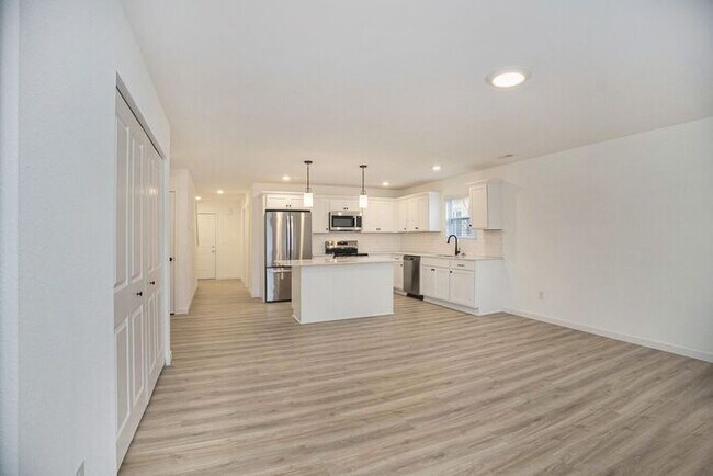 Photo - 201 Creek Pointe Cir