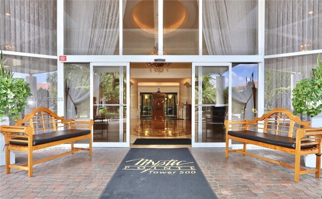 Building Photo - 3530 Mystic Pointe Dr Unit 506