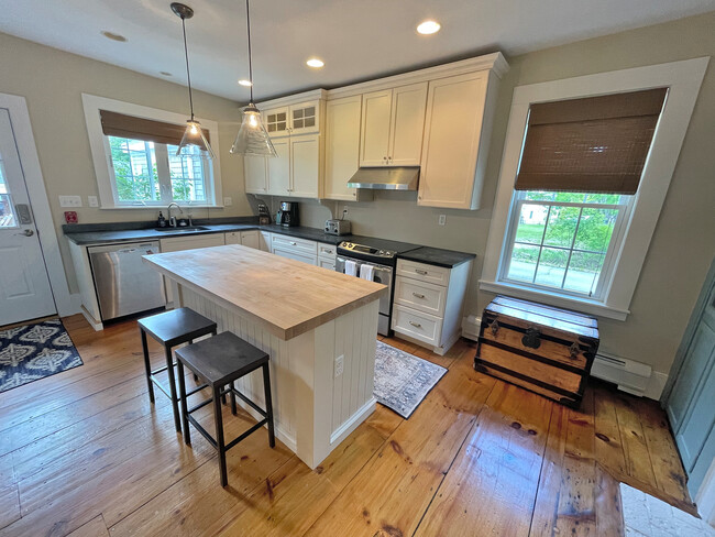 Building Photo - 76 N Shore Rd Unit 1 Rental